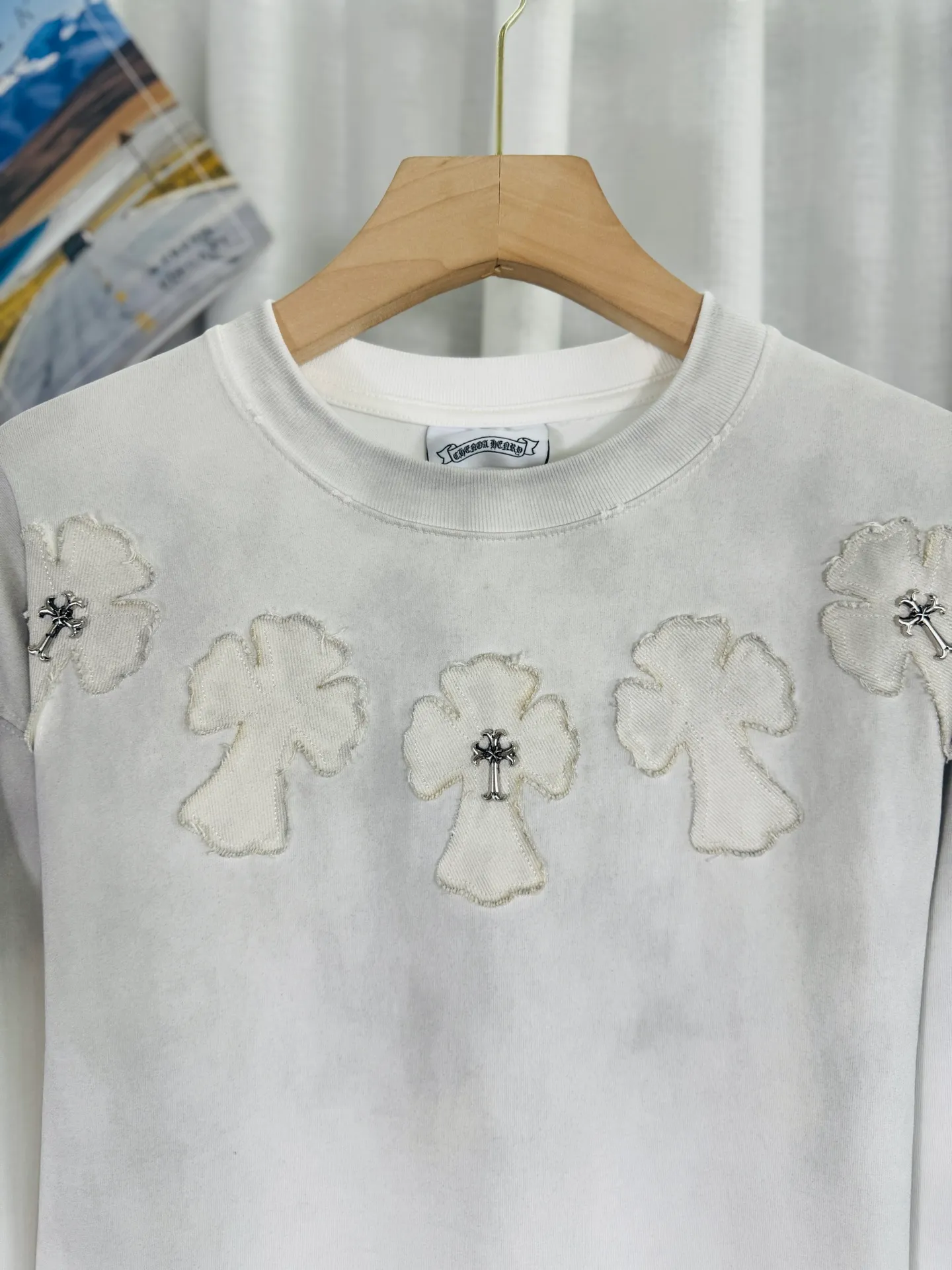 P250 top version, real shot without P, ​​different from market currency) 𝗖𝗵𝗿𝗼𝗺𝗲 𝗛𝗲𝗮𝗿𝘁𝘀/Cro Heart 2025 Autumn and Winter Horseshoe Cross Appliqué Embroidered Couple Casual Long Sleeve 👑The highest version! Customized fabric 320g fabric! Horseshoe cross patch embroidery, a best-selling model at the counter, very comfortable to wear. Accessories: original molded and authenticated collar label ➕ 100% silk wash water label. Genuine purchase-grade original hangtag➕matching hanging rope➕3D hanging beads➕original packaging bag. Craftsmanship: The original version has consistent wiring! The highest version of the armhole matching technique! Color: Black Size: S M L XL Style No.: 5172